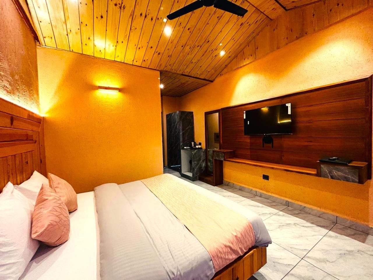 Living On The Edge A Luxury Stay 穆索里 外观 照片