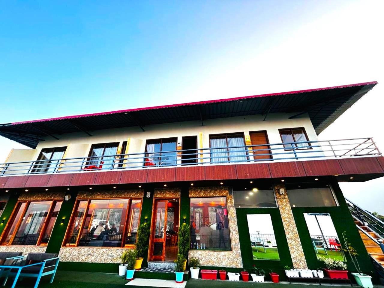 Living On The Edge A Luxury Stay 穆索里 外观 照片