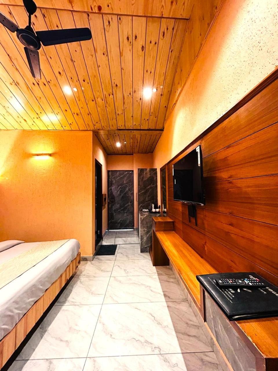 Living On The Edge A Luxury Stay 穆索里 外观 照片