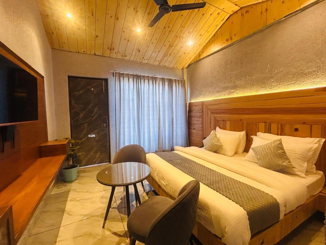 Living On The Edge A Luxury Stay 穆索里 外观 照片