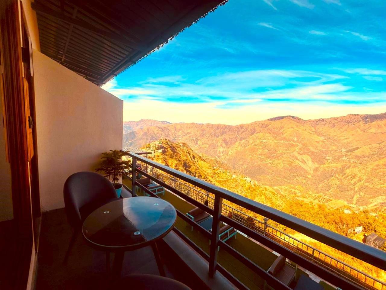 Living On The Edge A Luxury Stay 穆索里 外观 照片