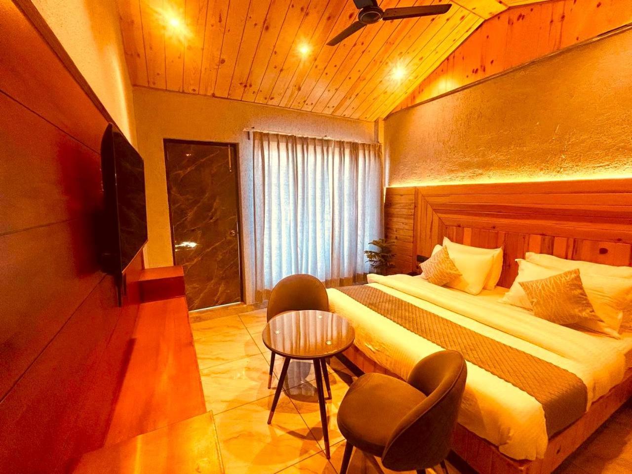 Living On The Edge A Luxury Stay 穆索里 外观 照片