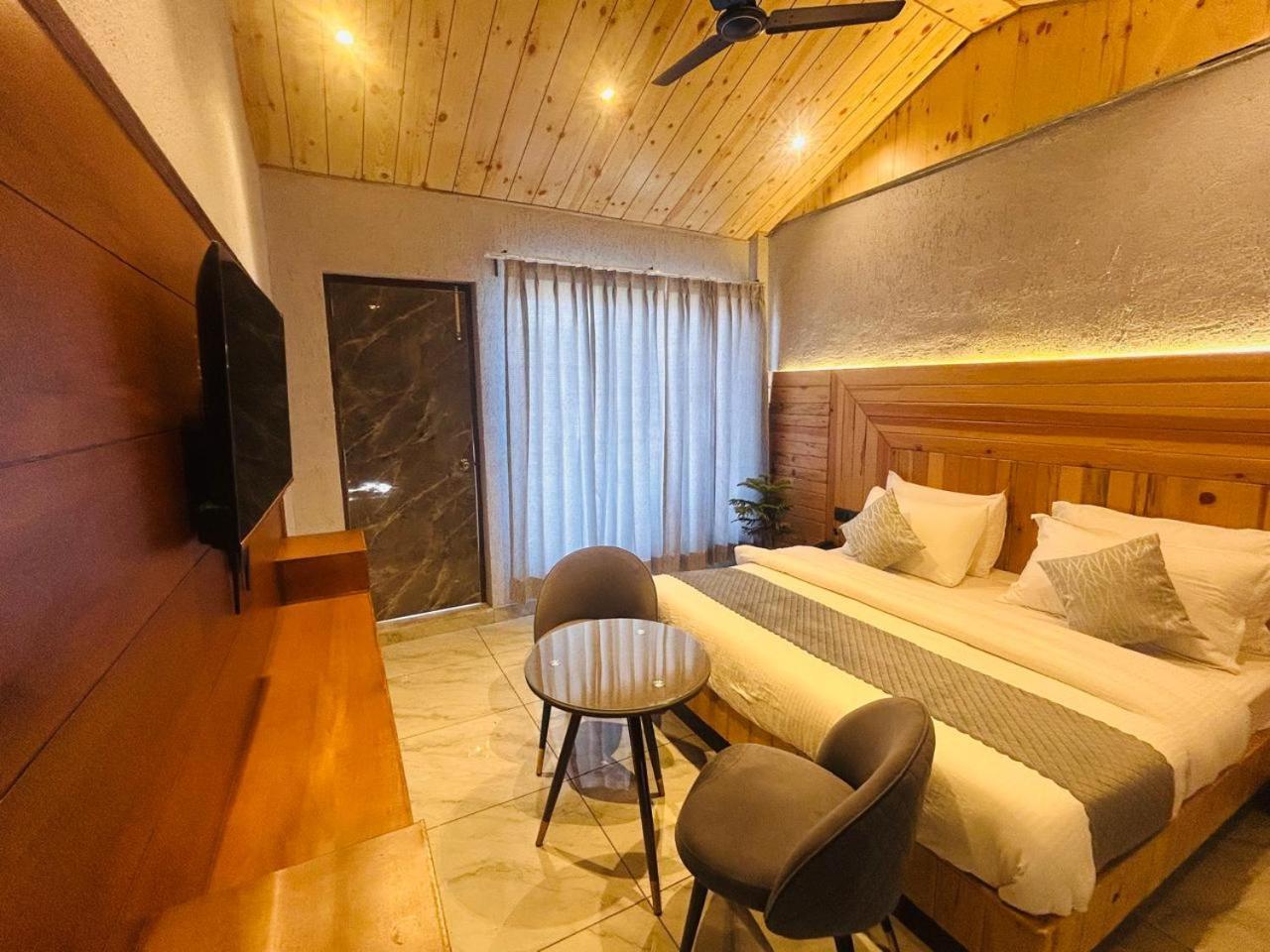 Living On The Edge A Luxury Stay 穆索里 外观 照片