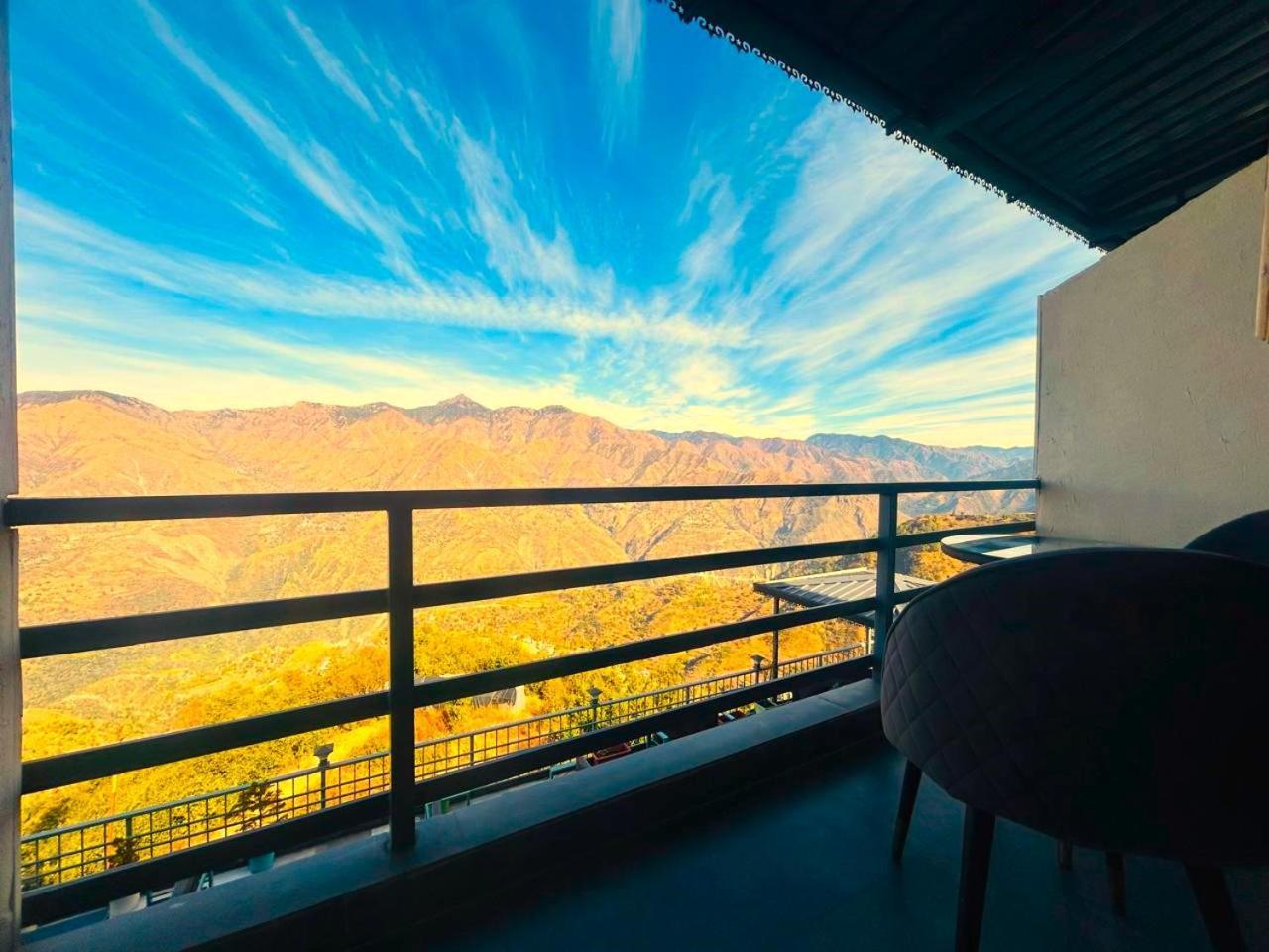 Living On The Edge A Luxury Stay 穆索里 外观 照片