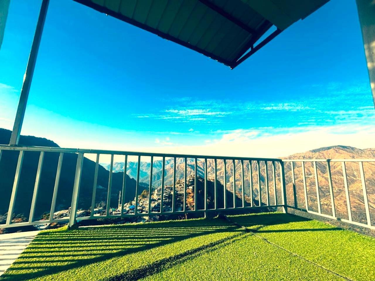 Living On The Edge A Luxury Stay 穆索里 外观 照片