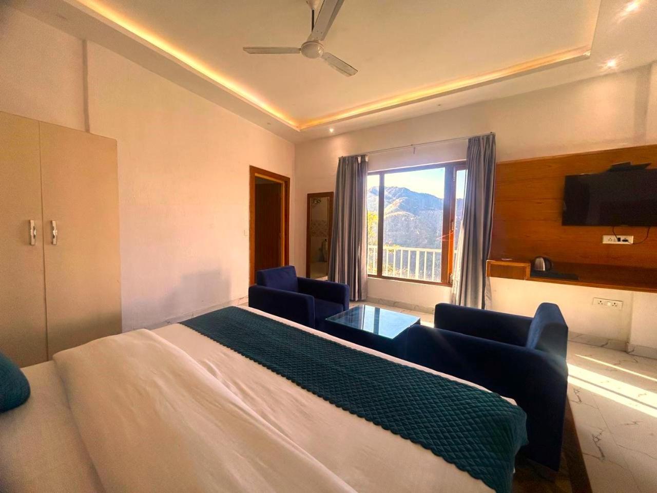Living On The Edge A Luxury Stay 穆索里 外观 照片