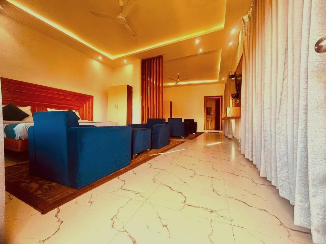 Living On The Edge A Luxury Stay 穆索里 外观 照片