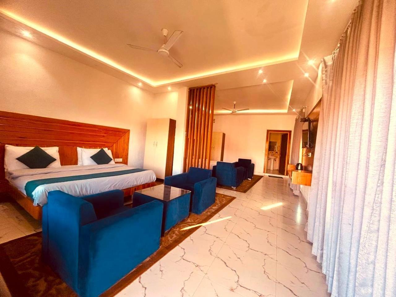Living On The Edge A Luxury Stay 穆索里 外观 照片