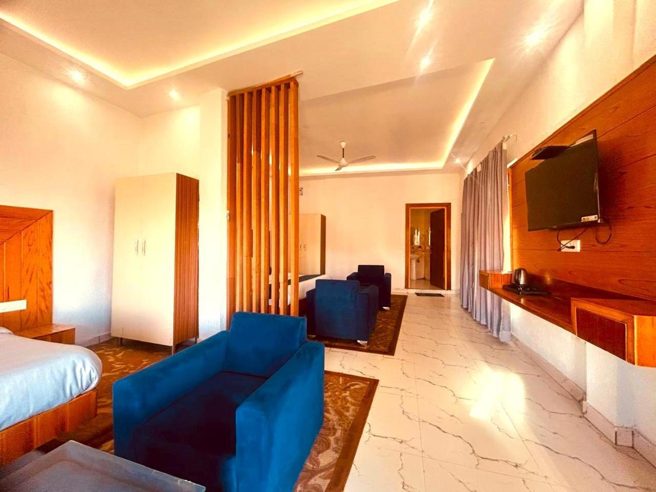 Living On The Edge A Luxury Stay 穆索里 外观 照片