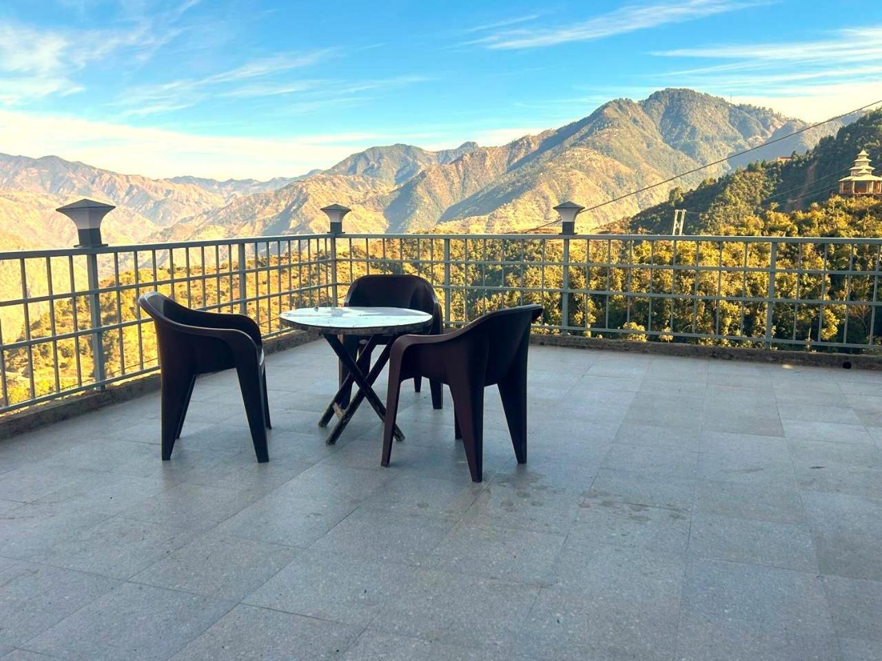 Living On The Edge A Luxury Stay 穆索里 外观 照片