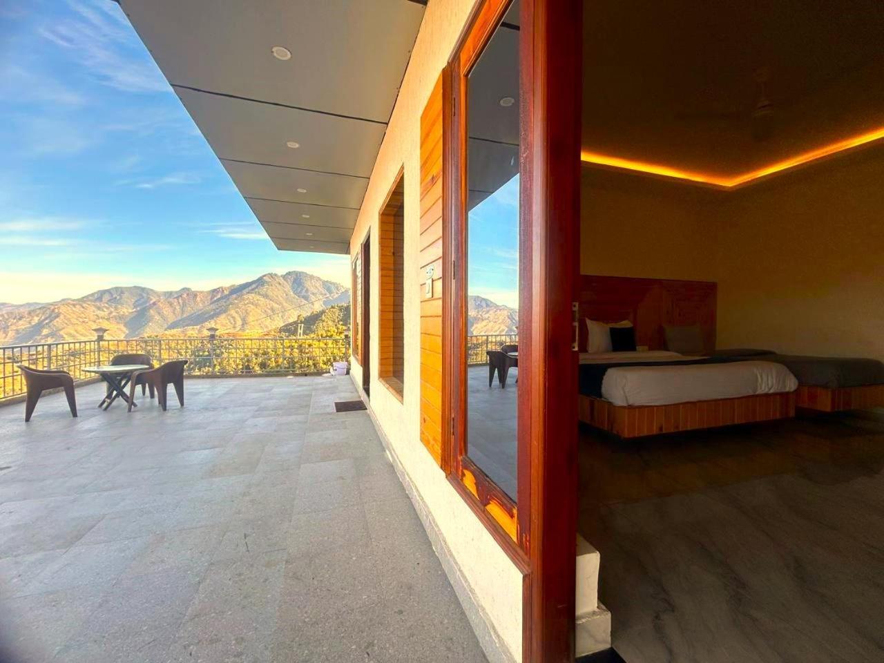 Living On The Edge A Luxury Stay 穆索里 外观 照片