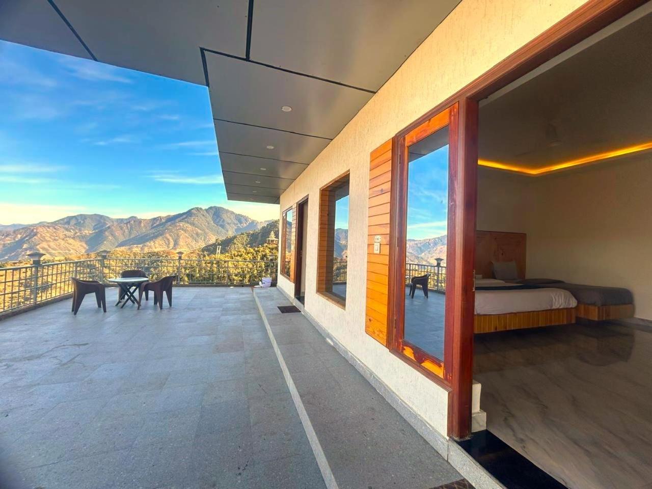 Living On The Edge A Luxury Stay 穆索里 外观 照片