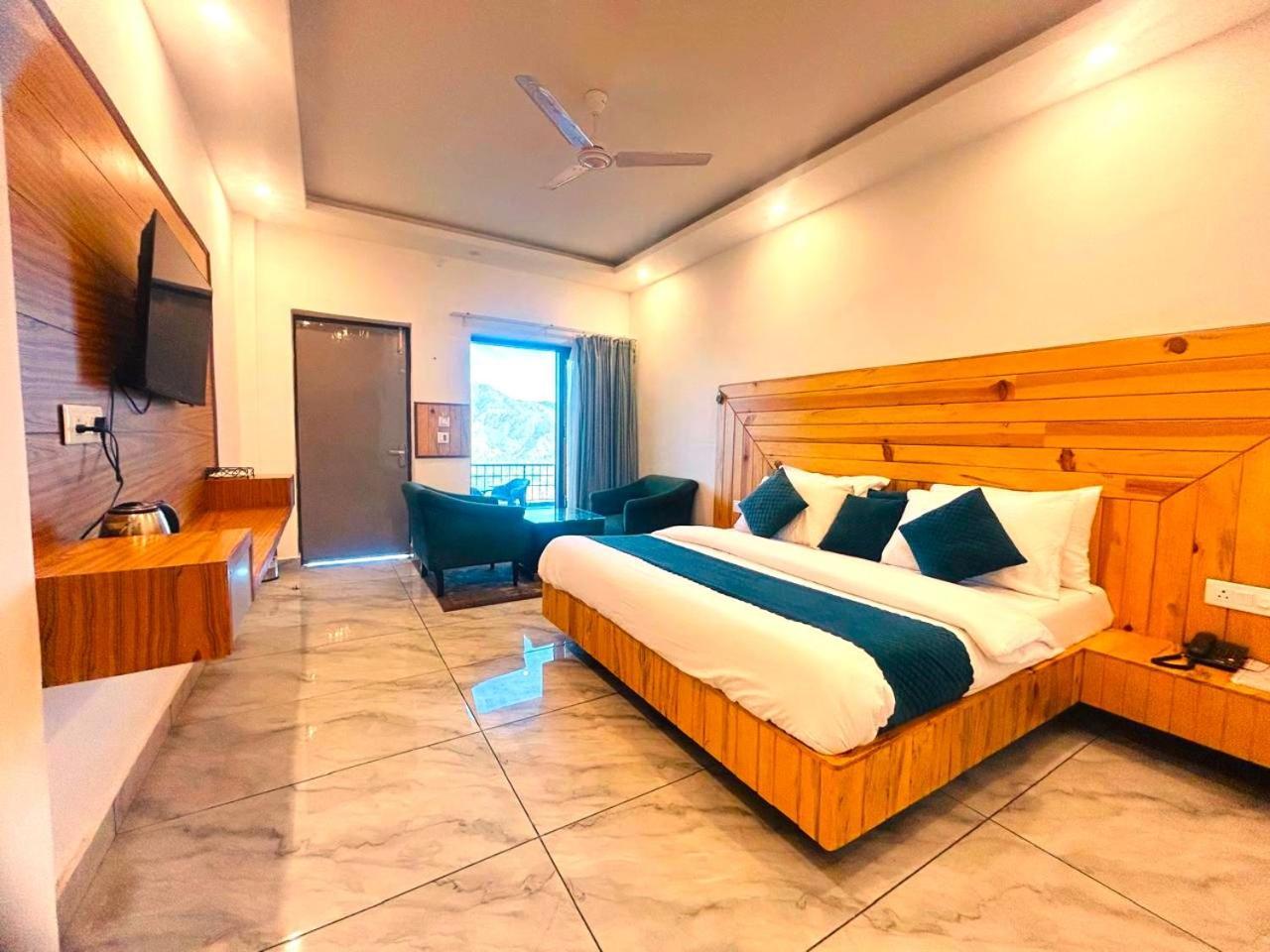 Living On The Edge A Luxury Stay 穆索里 外观 照片
