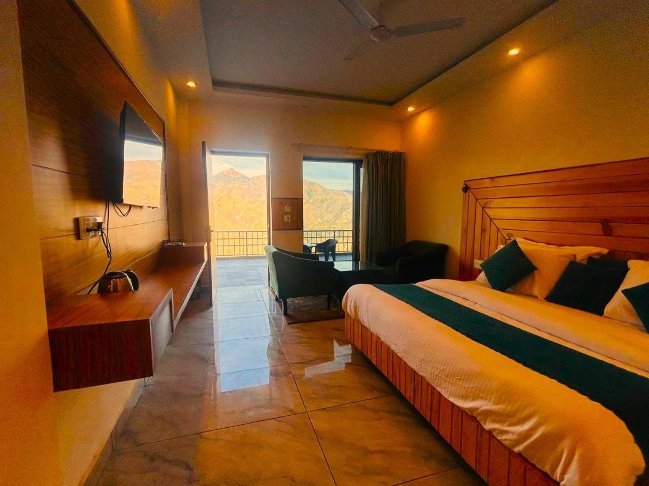 Living On The Edge A Luxury Stay 穆索里 外观 照片