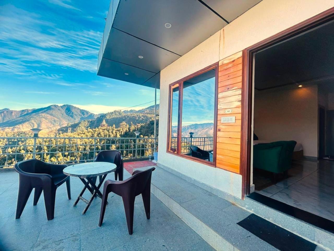 Living On The Edge A Luxury Stay 穆索里 外观 照片