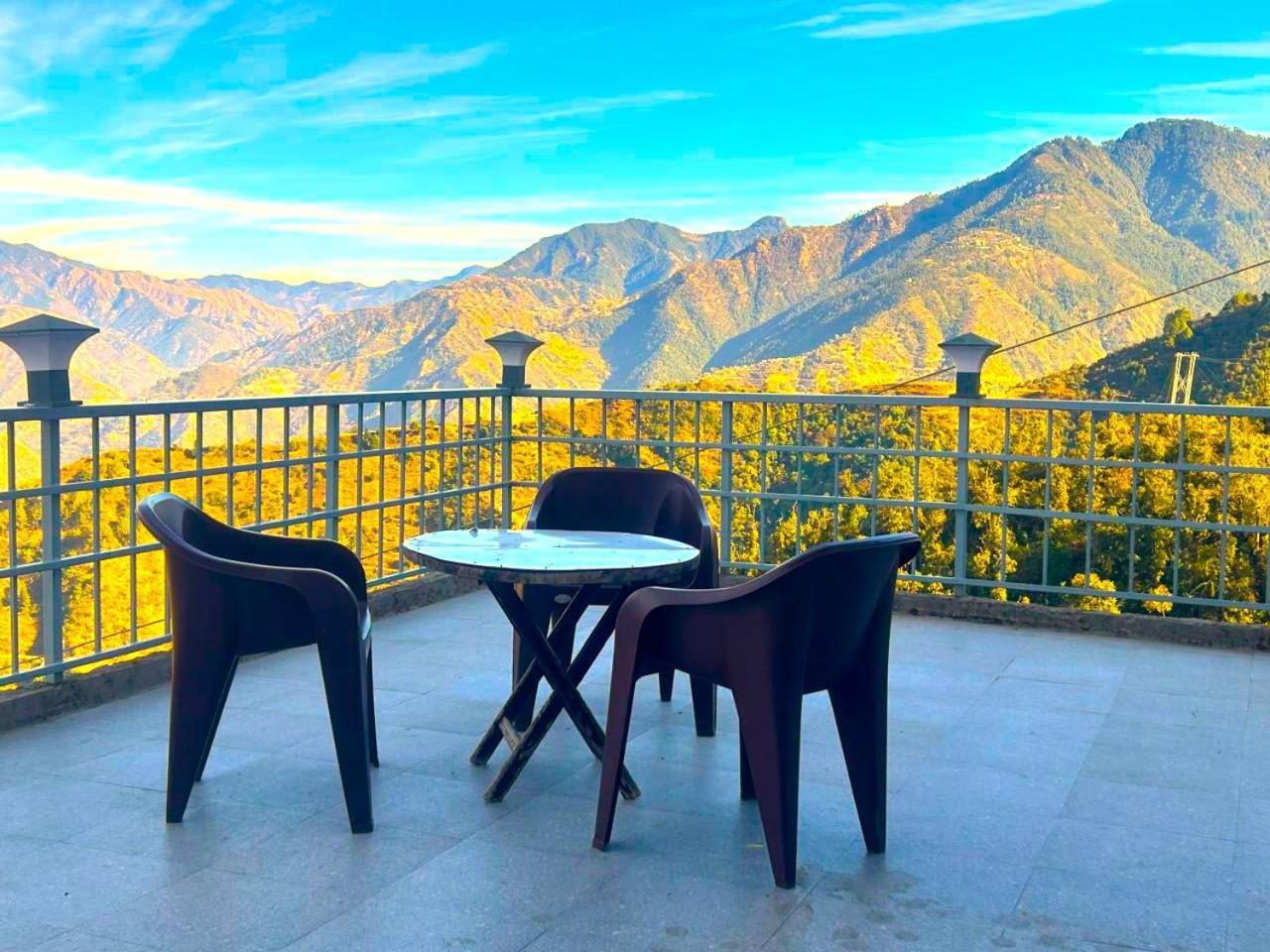Living On The Edge A Luxury Stay 穆索里 外观 照片