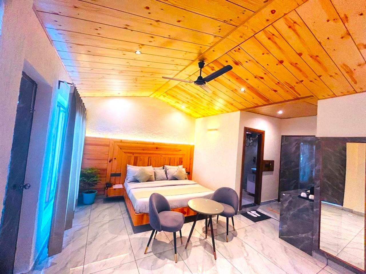 Living On The Edge A Luxury Stay 穆索里 外观 照片
