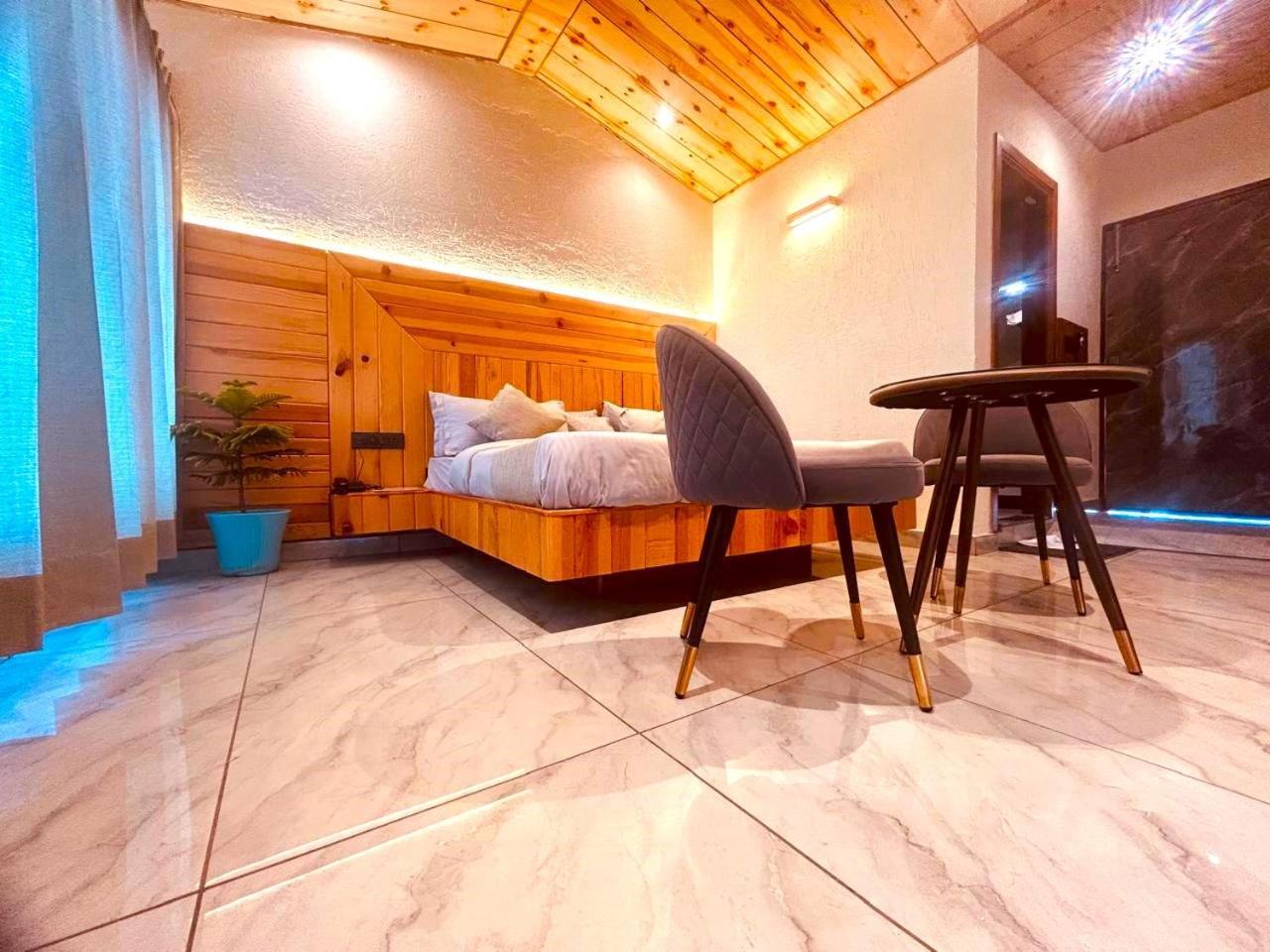 Living On The Edge A Luxury Stay 穆索里 外观 照片