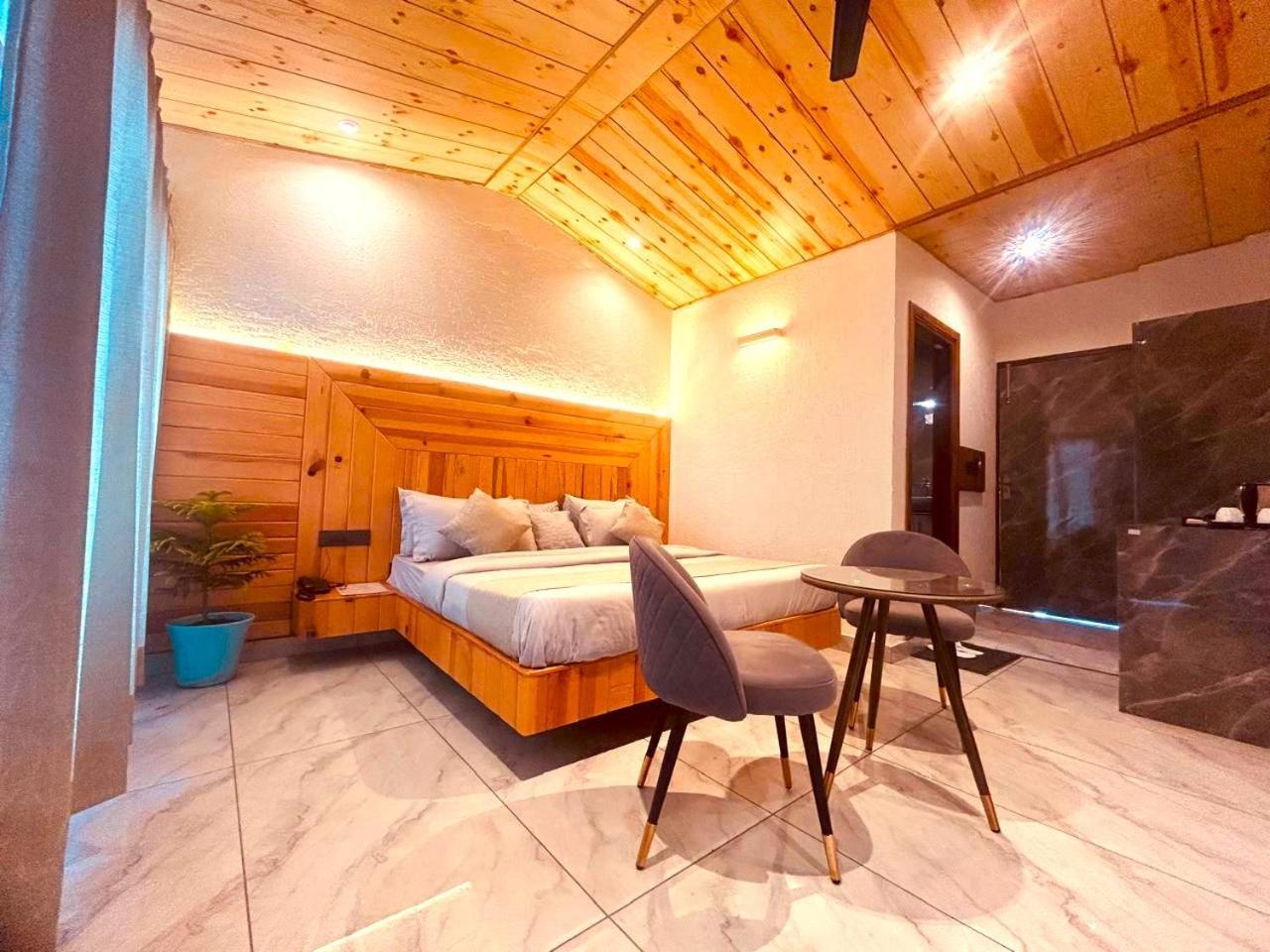 Living On The Edge A Luxury Stay 穆索里 外观 照片