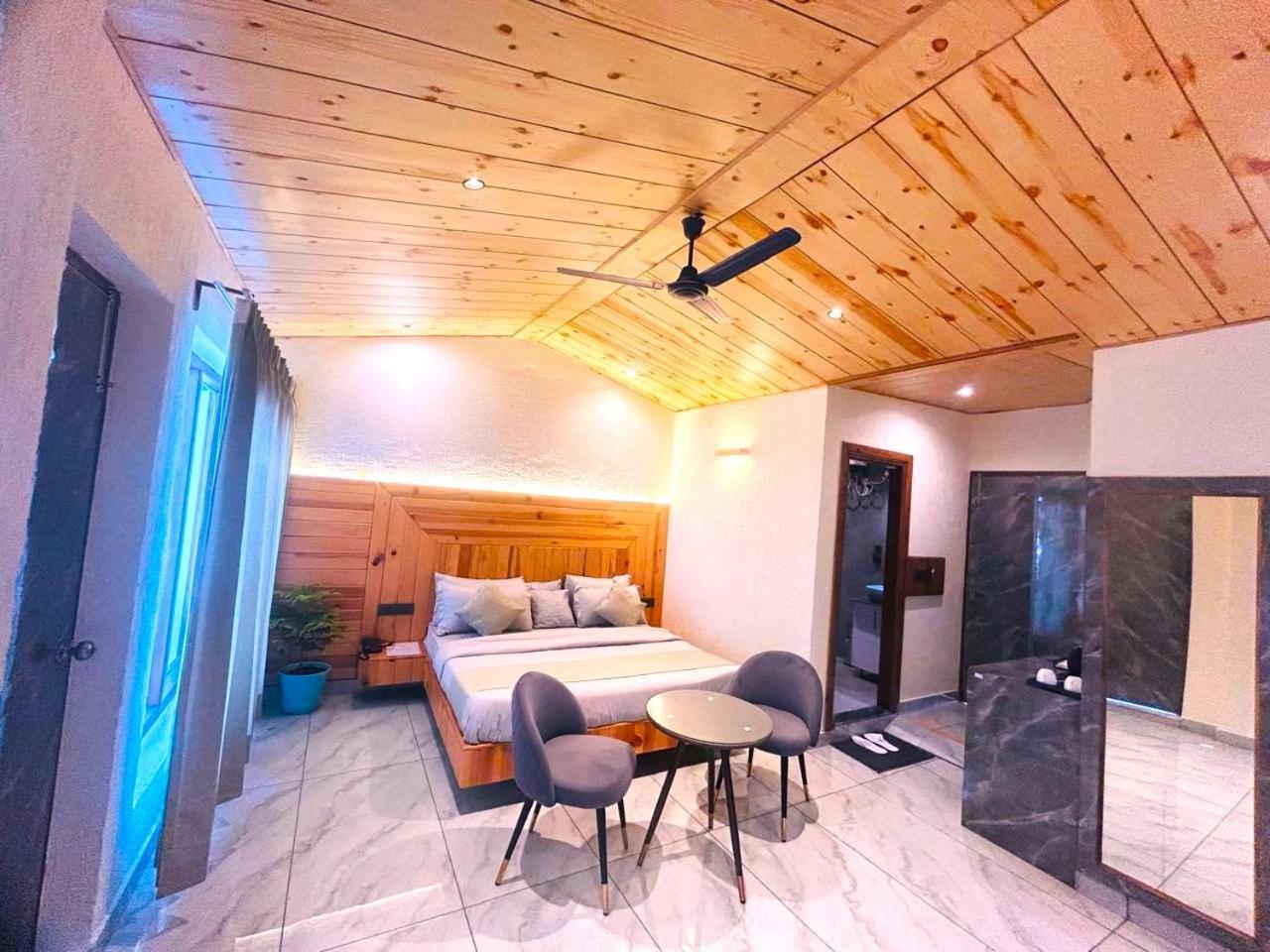 Living On The Edge A Luxury Stay 穆索里 外观 照片