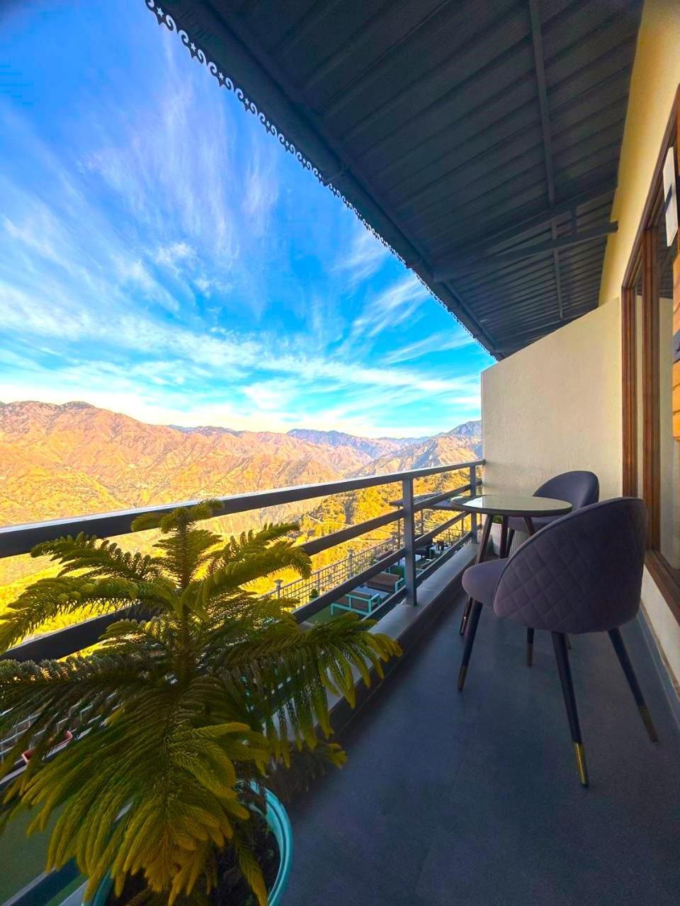 Living On The Edge A Luxury Stay 穆索里 外观 照片