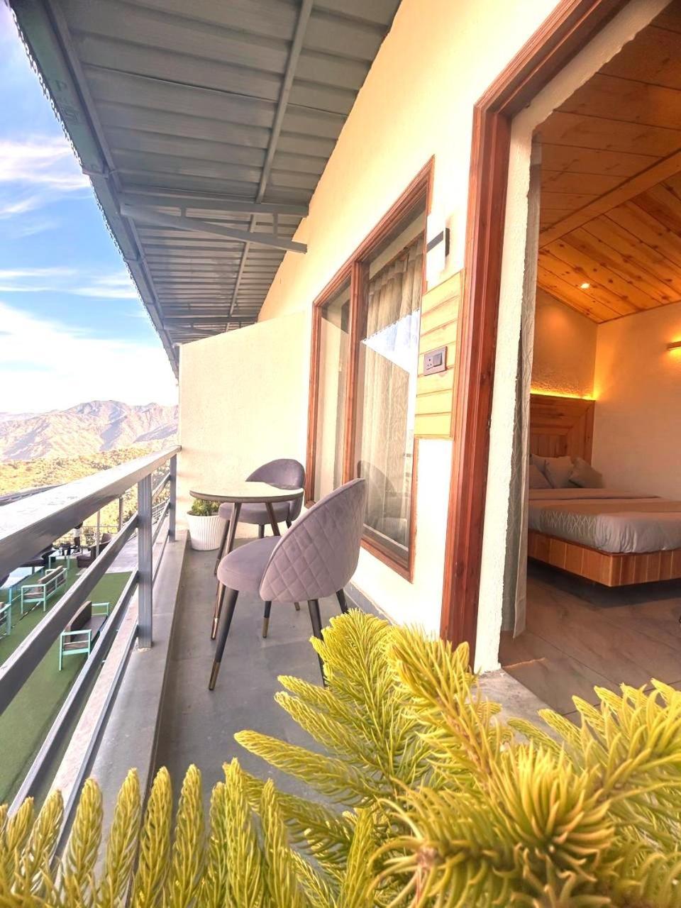 Living On The Edge A Luxury Stay 穆索里 外观 照片