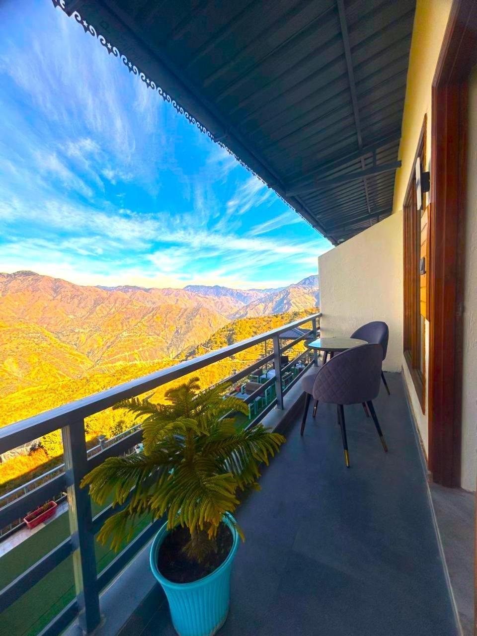 Living On The Edge A Luxury Stay 穆索里 外观 照片