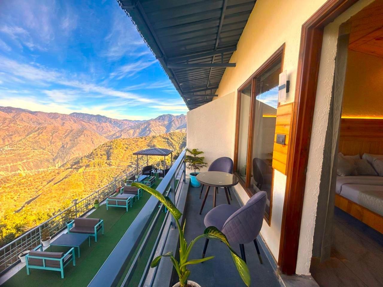 Living On The Edge A Luxury Stay 穆索里 外观 照片