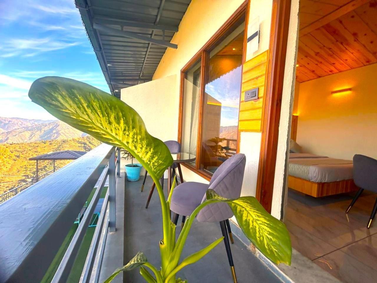 Living On The Edge A Luxury Stay 穆索里 外观 照片