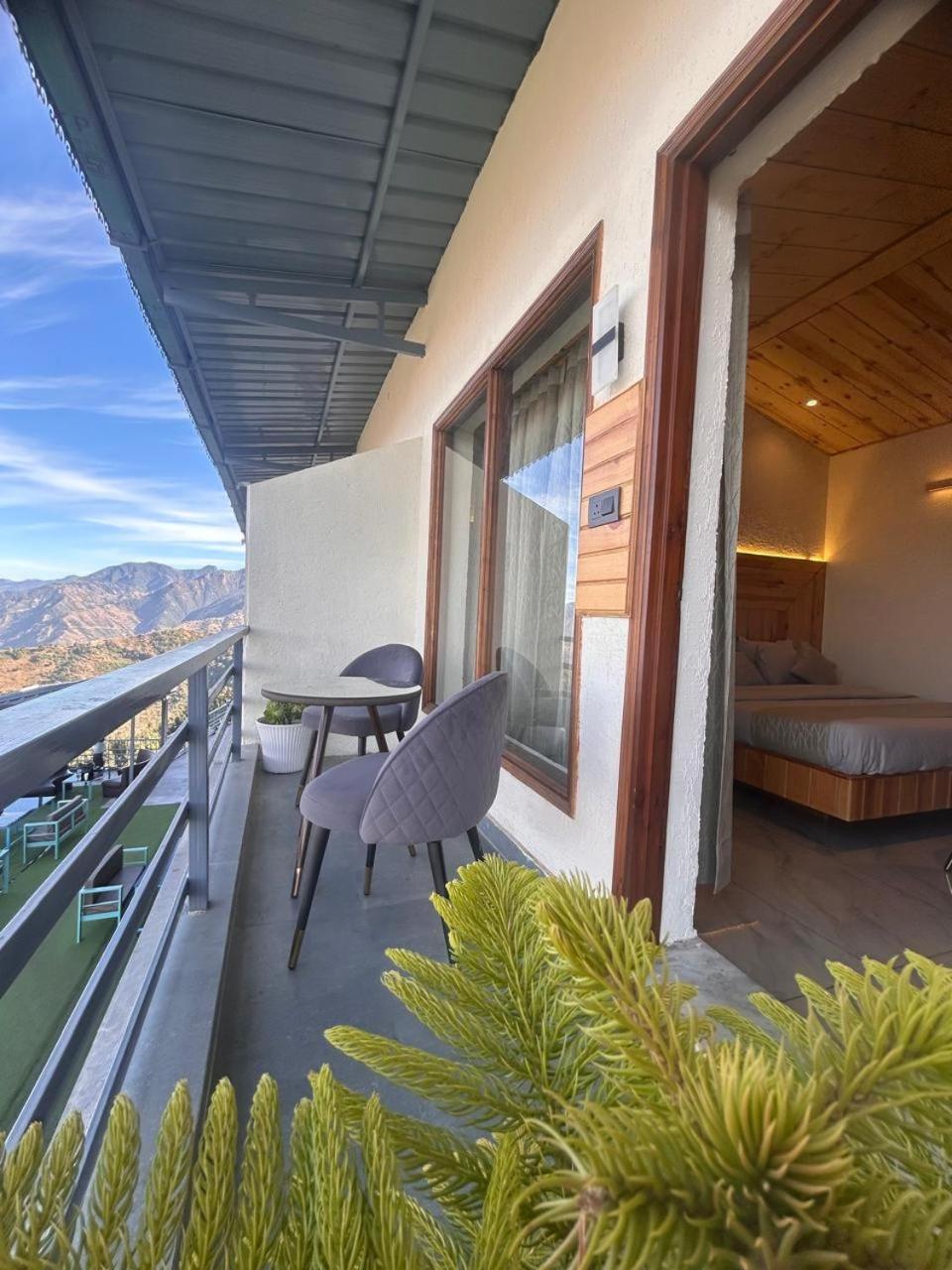Living On The Edge A Luxury Stay 穆索里 外观 照片