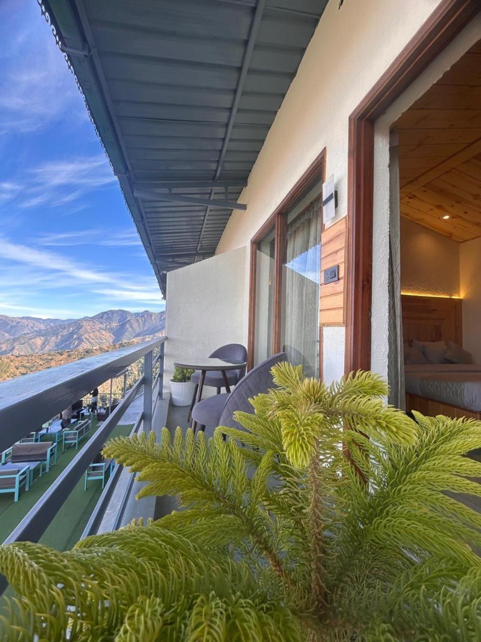 Living On The Edge A Luxury Stay 穆索里 外观 照片