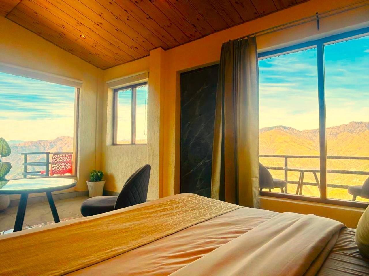 Living On The Edge A Luxury Stay 穆索里 外观 照片