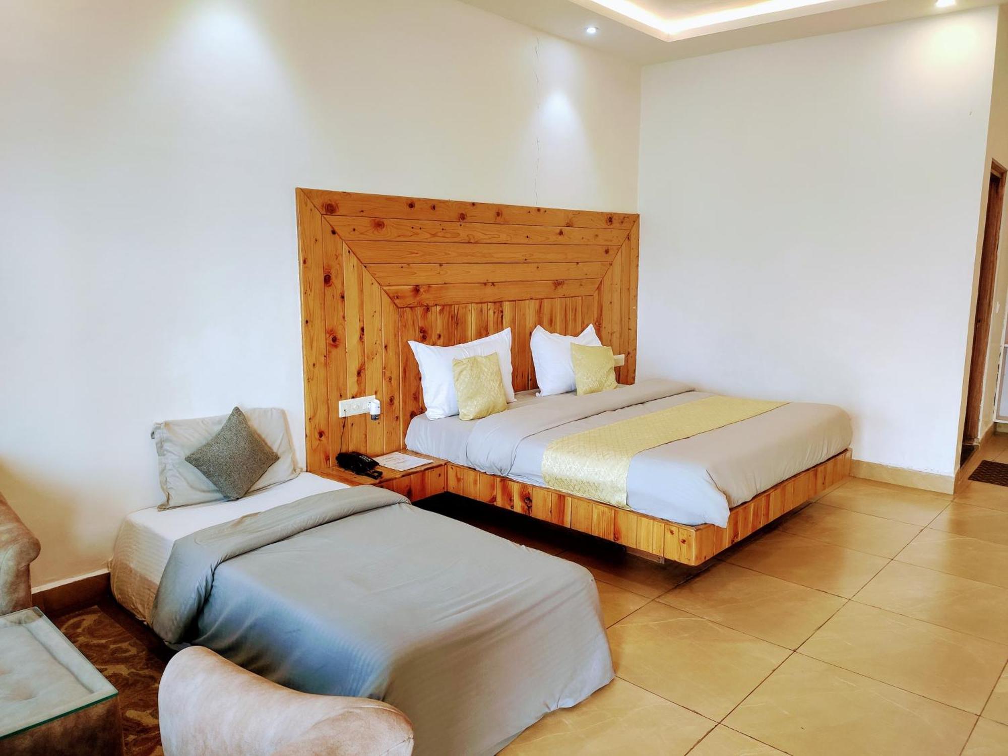 Living On The Edge A Luxury Stay 穆索里 外观 照片