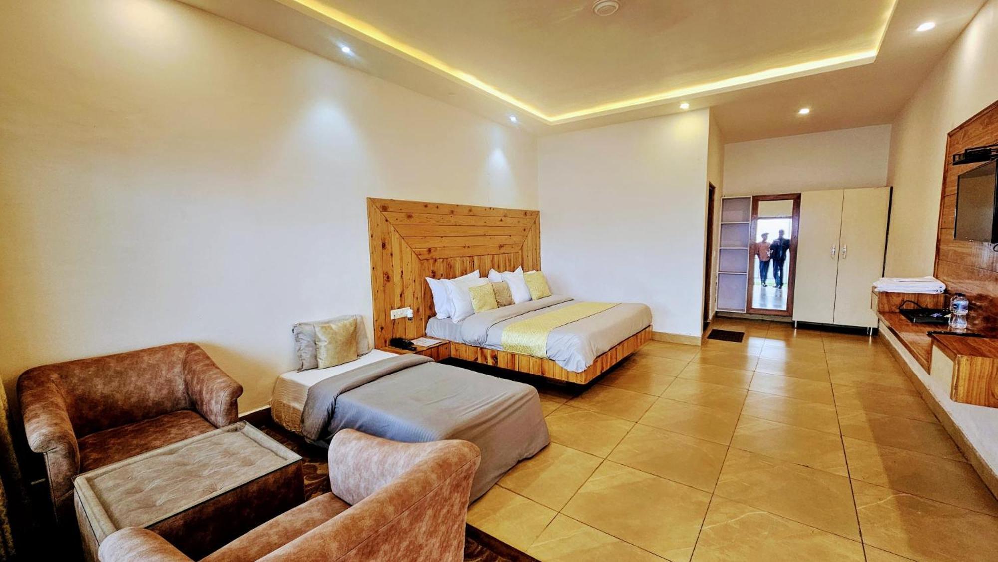 Living On The Edge A Luxury Stay 穆索里 外观 照片