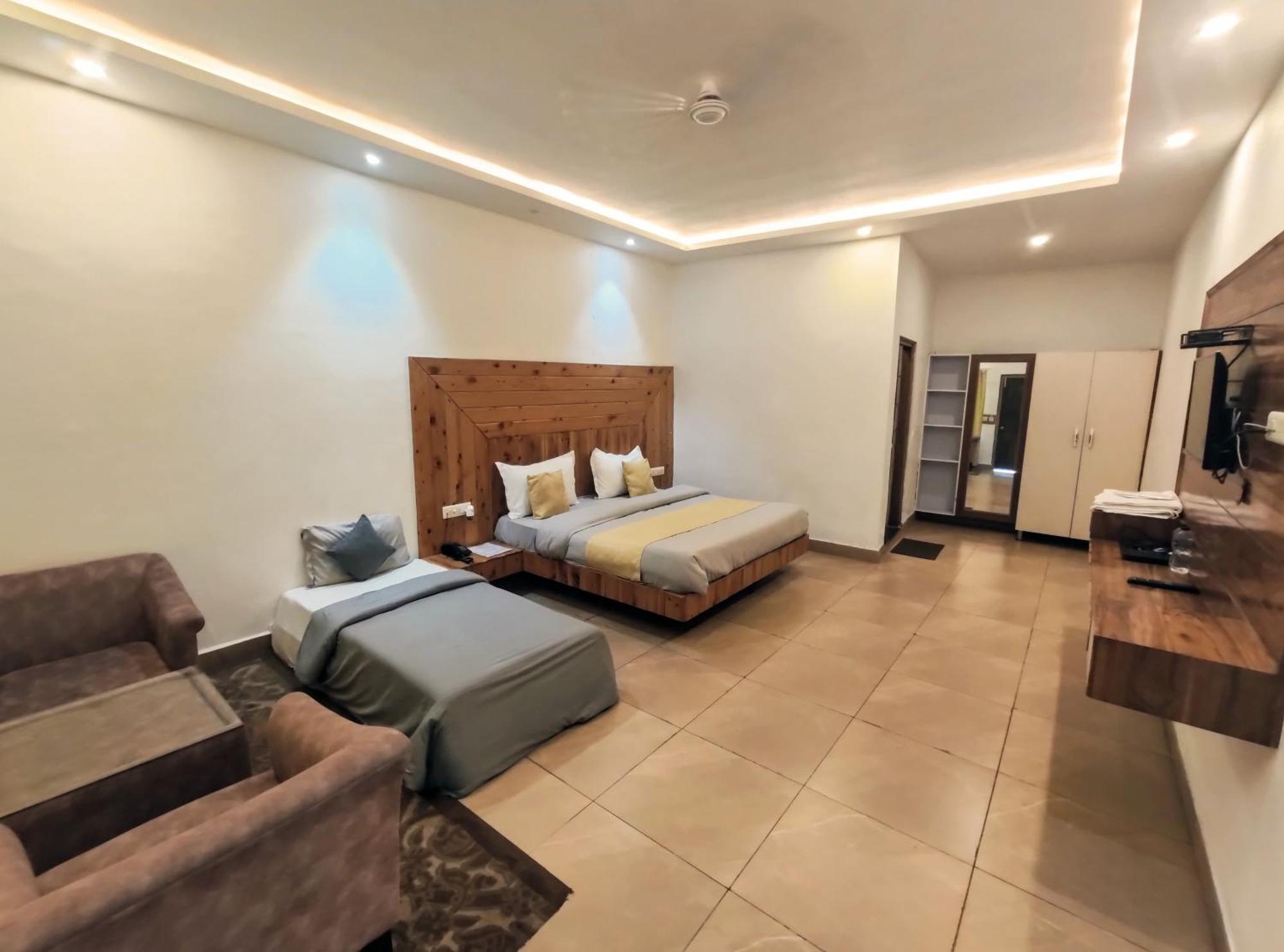 Living On The Edge A Luxury Stay 穆索里 外观 照片