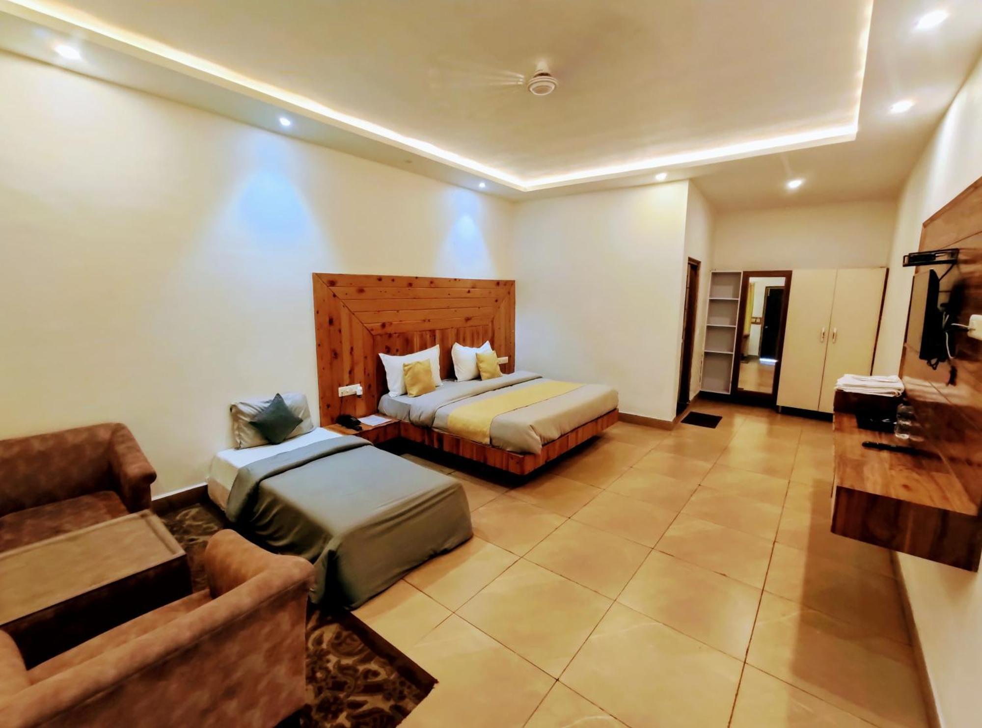 Living On The Edge A Luxury Stay 穆索里 外观 照片