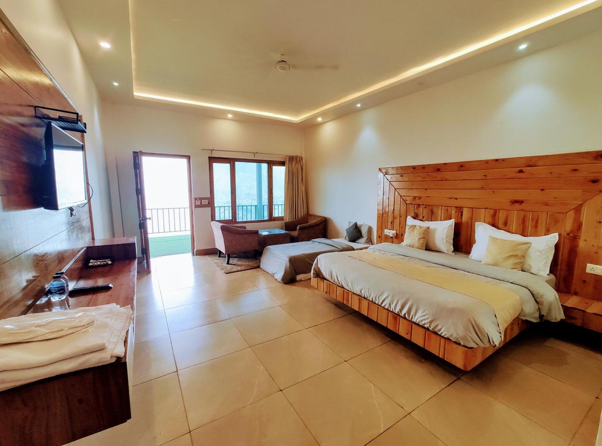 Living On The Edge A Luxury Stay 穆索里 外观 照片