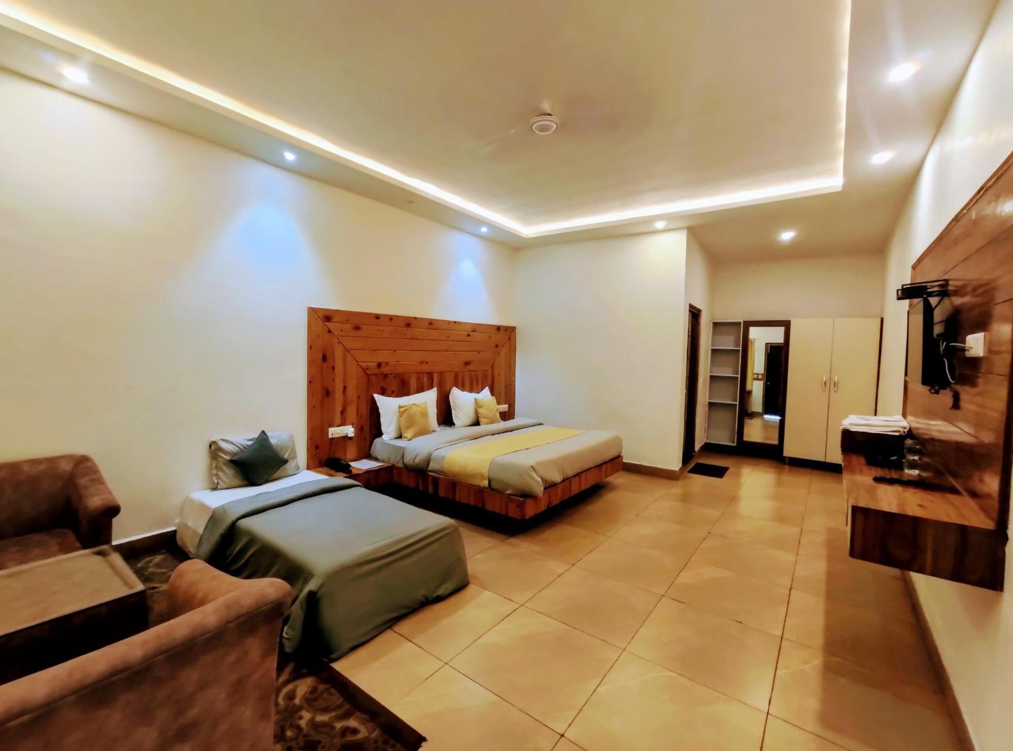 Living On The Edge A Luxury Stay 穆索里 外观 照片