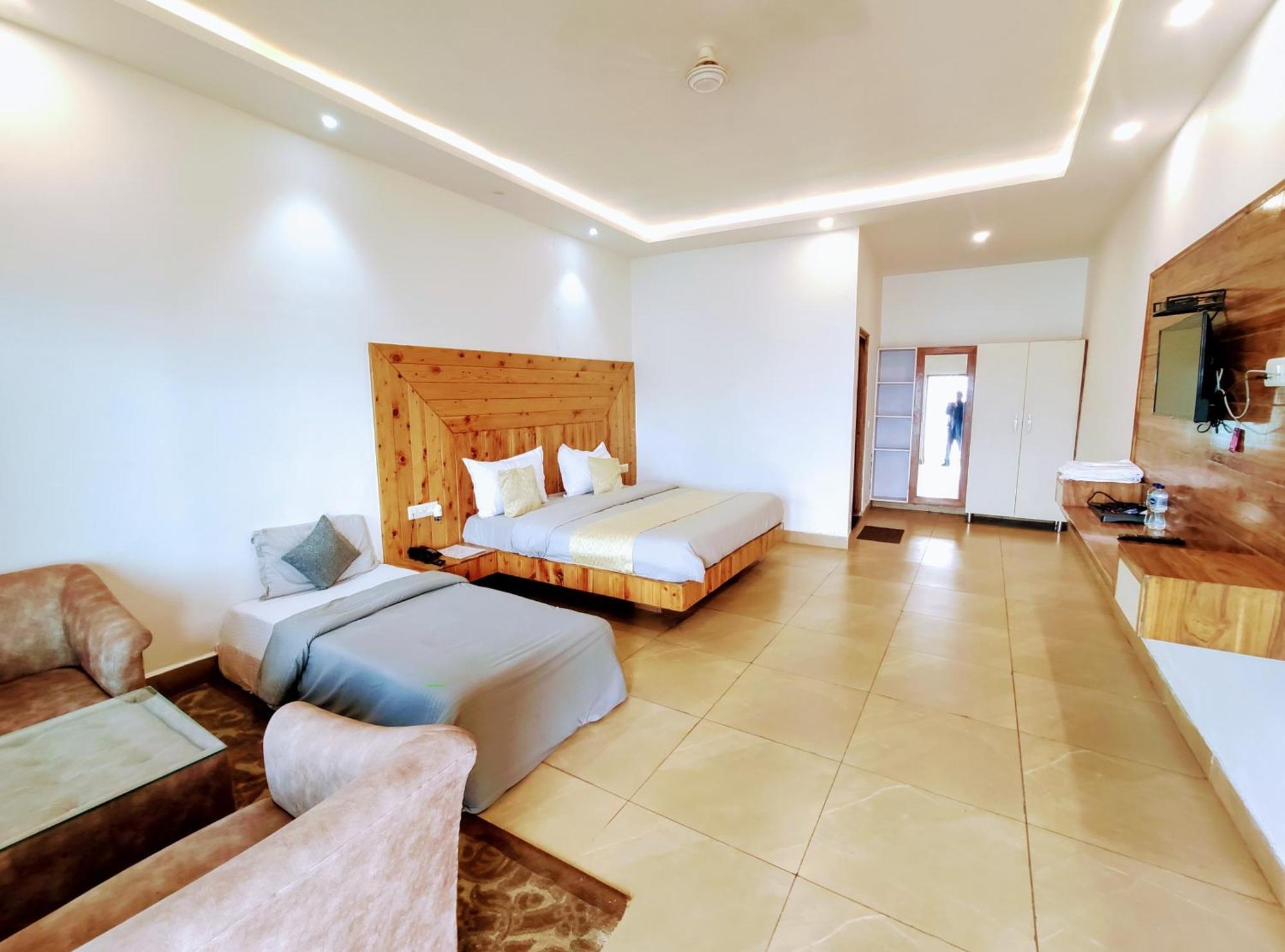 Living On The Edge A Luxury Stay 穆索里 外观 照片